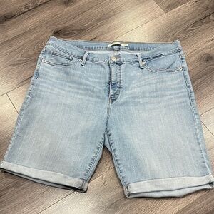 🩵Levi’s Light Blue Denim Bermuda Women's Shorts Cruise Ready Summer Classic